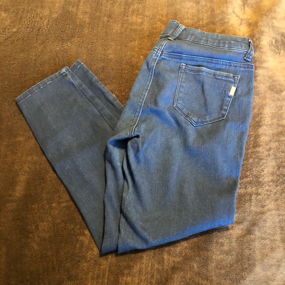 Stretchy jeans. Cropped style